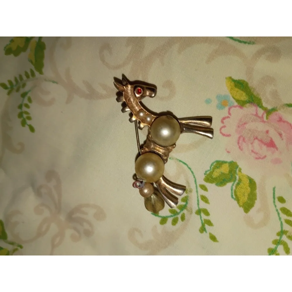 Gold Toned Horse Faux Pearls Ruby Eye Brooch Pin‎ 1 1/4 Inch